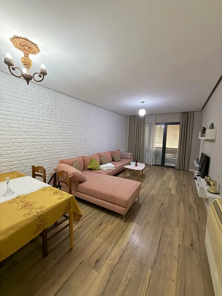 Tirane, jepet me qera apartament 2+1+2Ballkone Kati 6, 120 m² 500 € (Yzberisht)