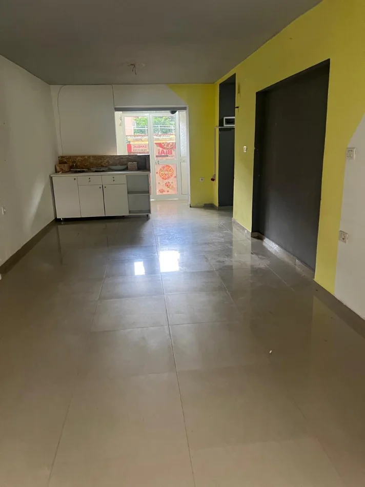 Tirane, jepet me qera dyqan Kati 0, 40 m² 600 € (Ish Tregu Elektrik , rruga Petronini Luarasi)