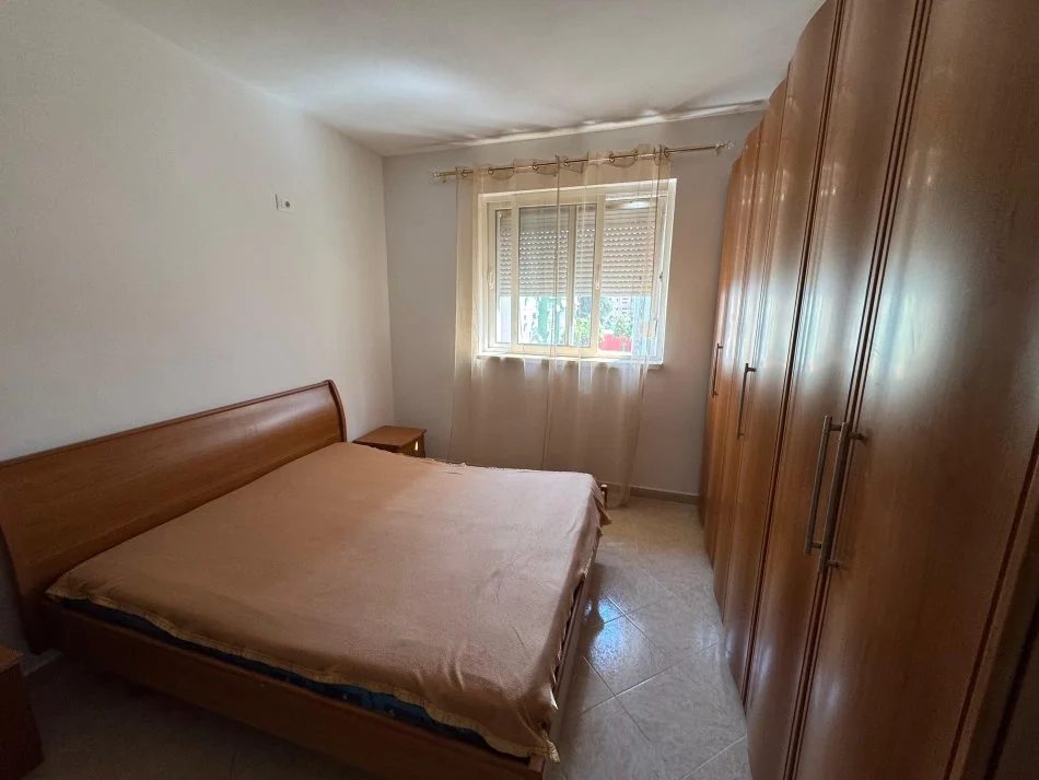 Tirane, jepet me qera apartament 2+1+Ballkon Kati 5, 550 € 