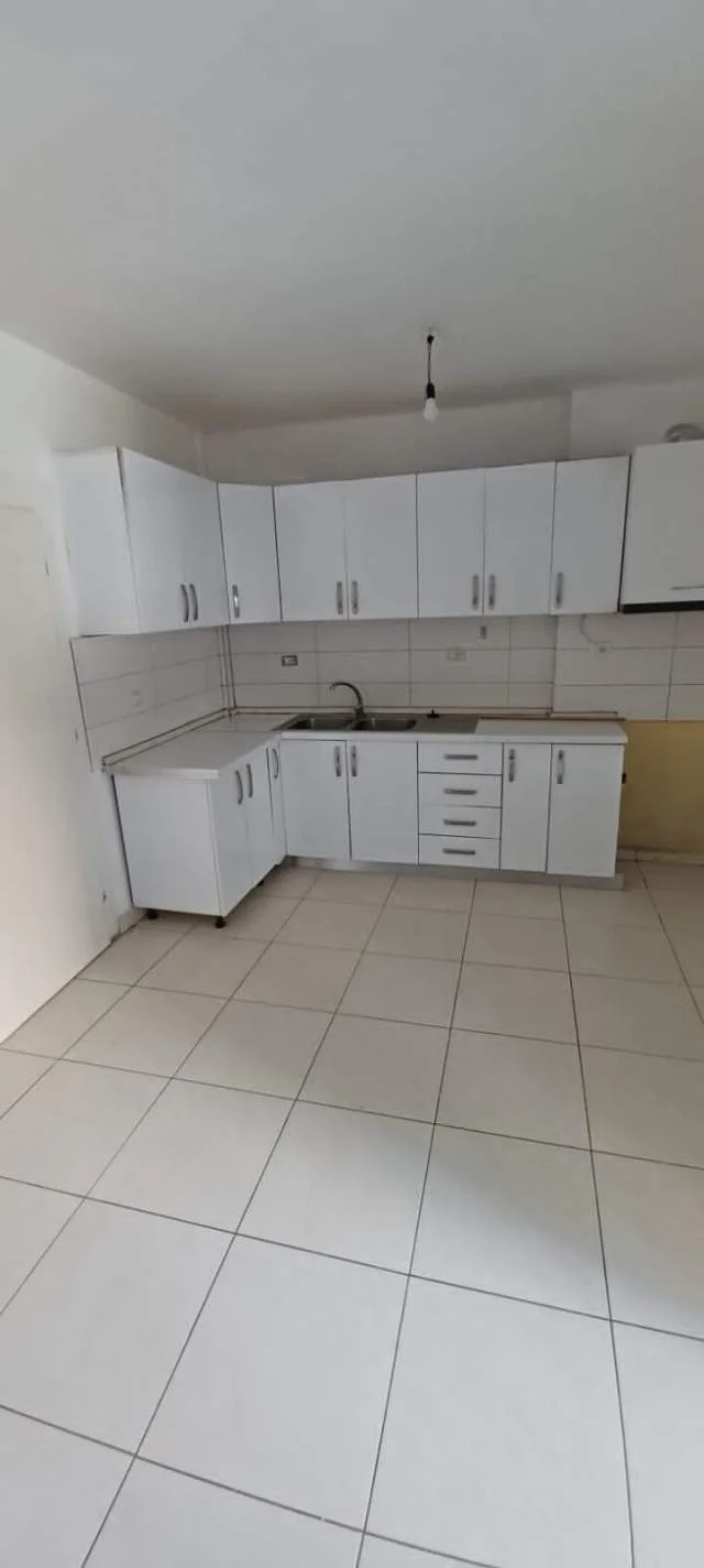 Tirane, jepet me qera apartament 3+1 Kati 2, 110 m² 300 Euro (Xhamlliku)
