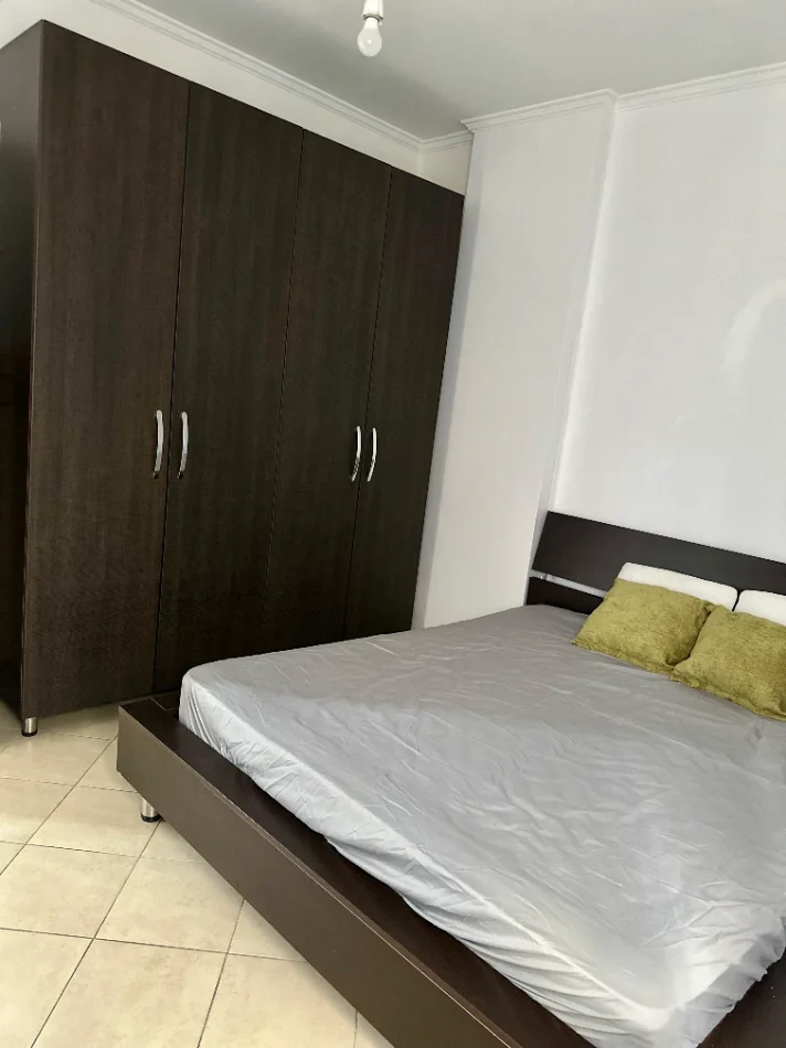 Tirane, jepet me qera apartament 2+1 Kati 2, 75 m² 500 € (Përballë Restorant Freskut)