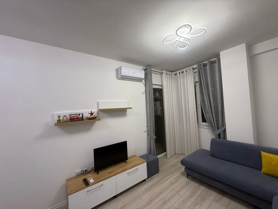 Tirane, jepet me qera apartament 1+1+Ballkon Kati 9, 75 m² 450 € (rruga tre Deshmoret)