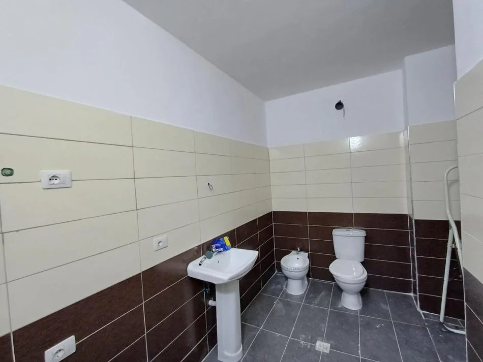 Tirane, jepet me qera apartament 2+1+Ballkon Kati 6, 109 m² 400 € (rruga bulevardi blu)