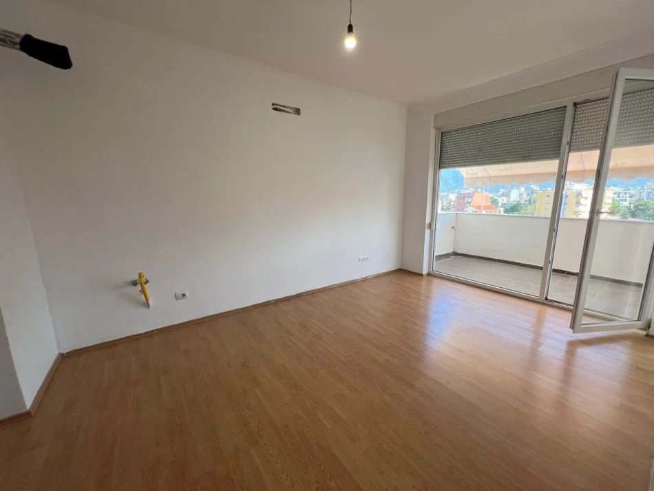 Tirane, jepet me qera apartament 1+1 Kati 8, 70 m² 700 € 