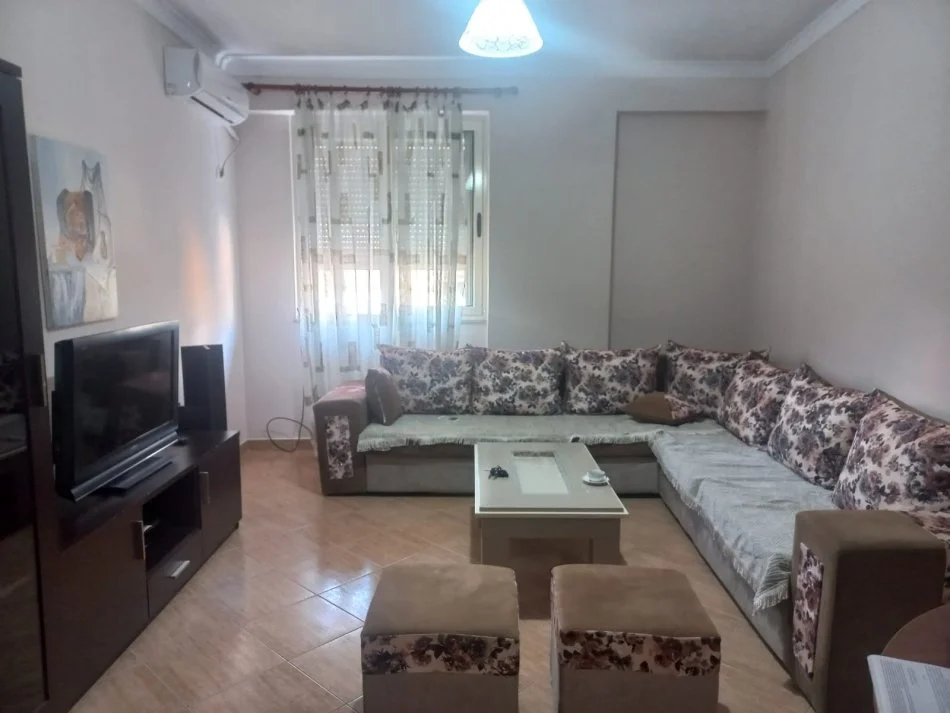 Tirane, jepet me qera apartament 2+1+Aneks+Ballkon Kati 4, 105 m² 700 € (qender)