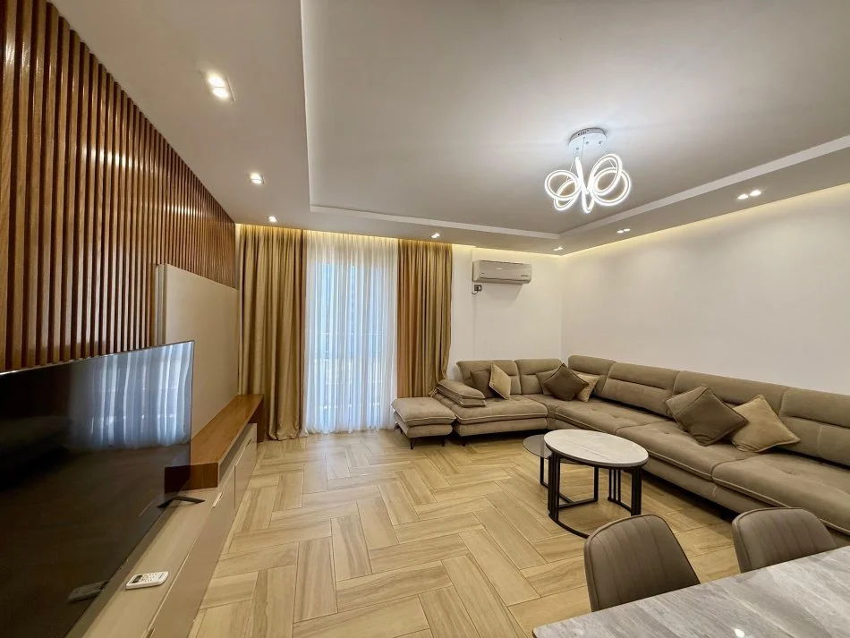 Tirane, jepet me qera apartament 2+1+Aneks+Ballkon Kati 4, 100 m² 800 € (21 dhjetori)