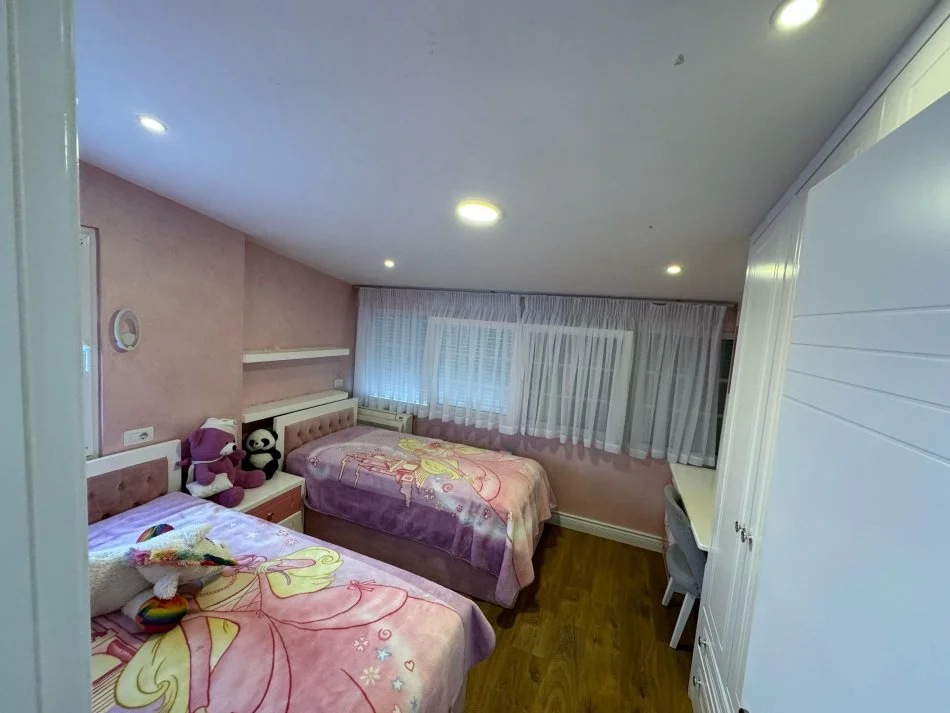 Tirane, jepet me qera apartament 3+1+Ballkon , 198 m² 920 € 