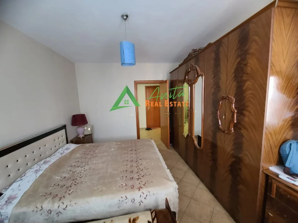 Tirane, jepet me qera apartament 1+1+Ballkon Kati 7, 70 m² 400 € (Kinostudio)