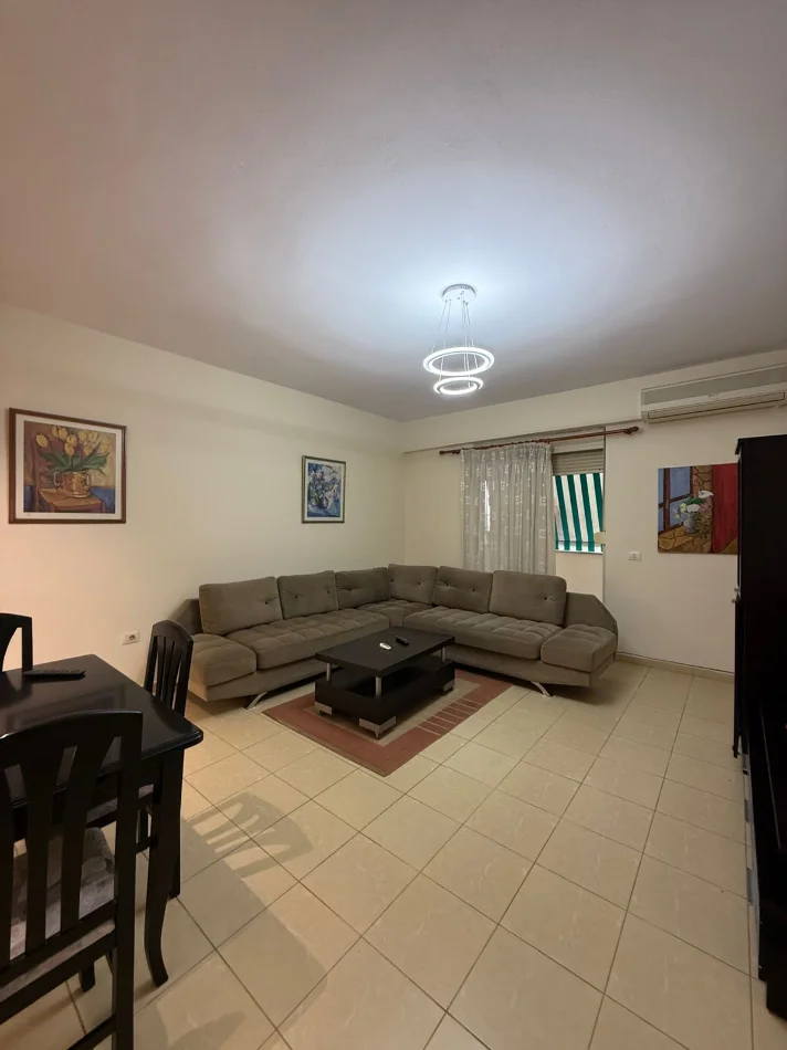 Tirane, jepet me qera apartament 1+1 Kati 2, 70 m² 500 € (Rruga e Barrikadave ne Qender)