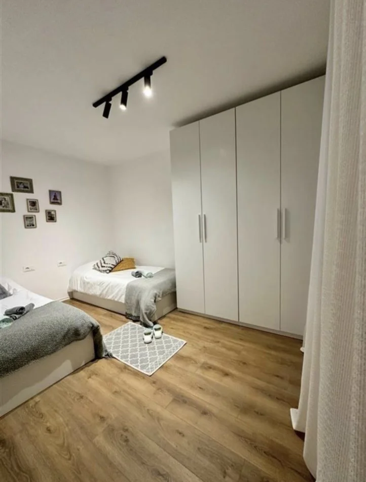 Tirane, jepet me qera apartament 1+1 Kati 2, 45 m² 600 € (Liqeni Artificial)