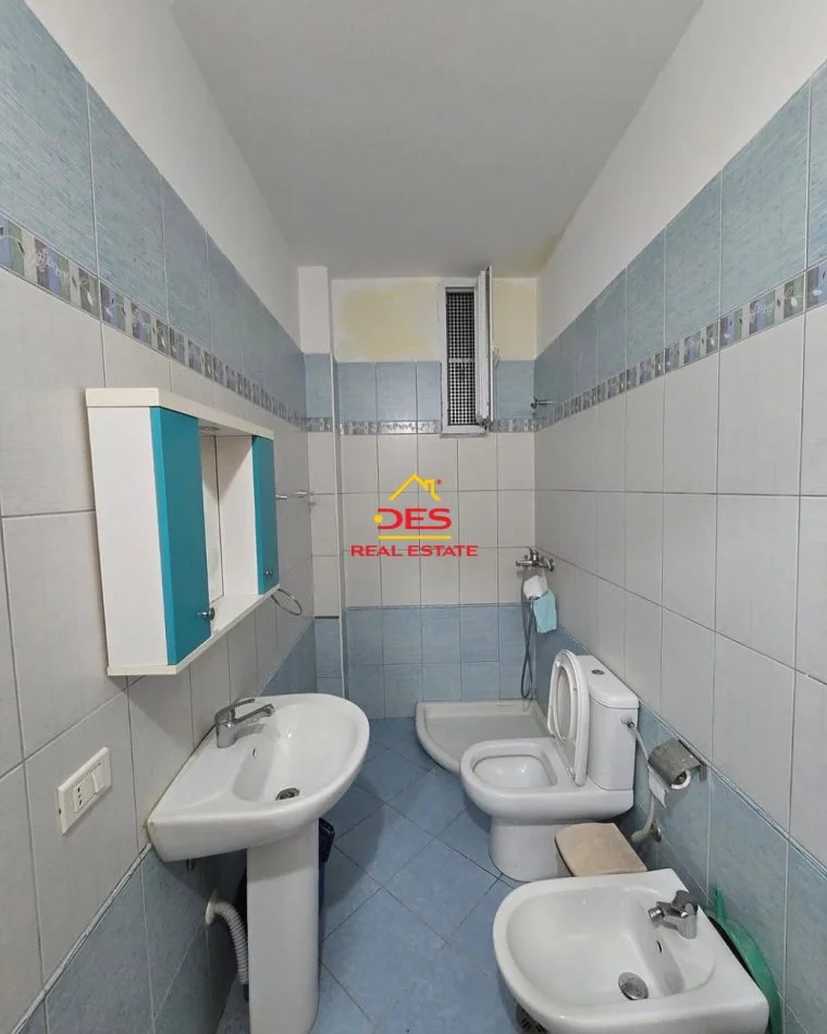 Vlore, jepet me qera apartament 2+1+Ballkon Kati 5, 100 m² 550 € (Rruga Murat Tërbaçi)