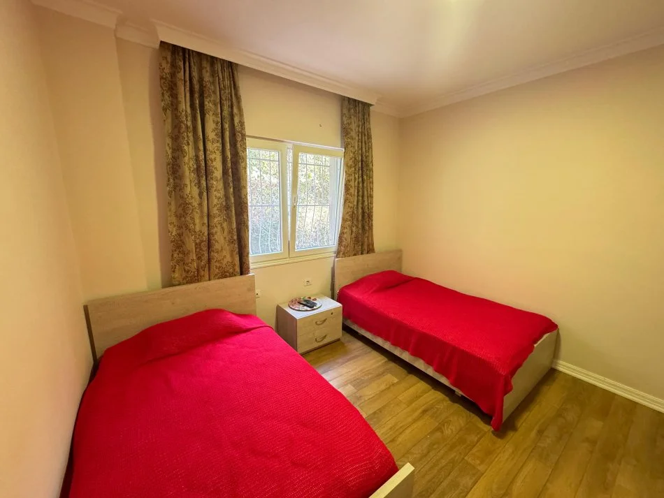 Tirane, jepet me qera apartament 2+1 Kati 3, 110 m² 850 € (Liqeni i thate)