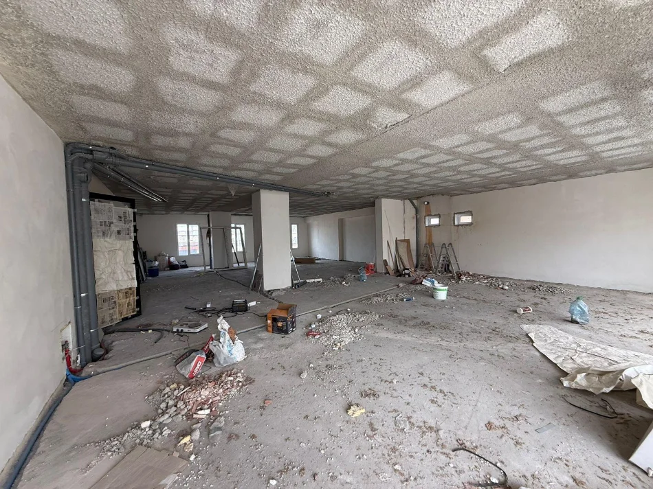 Tirane, jepet me qera ambjent biznesi Kati 1, 200 m² 2.000 € (Rruga Dibres)