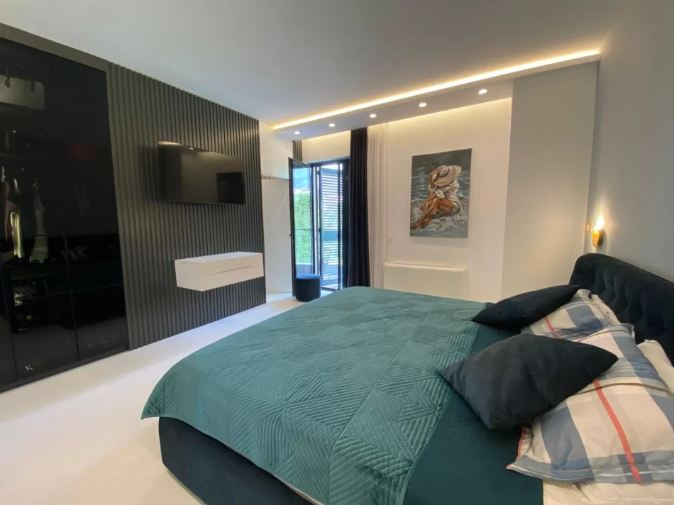 Tirane, shitet triplex 4+1+3+4 Poste Parkimi,  Kati 0, 309 m² 700.000 € (liqeni i thate)