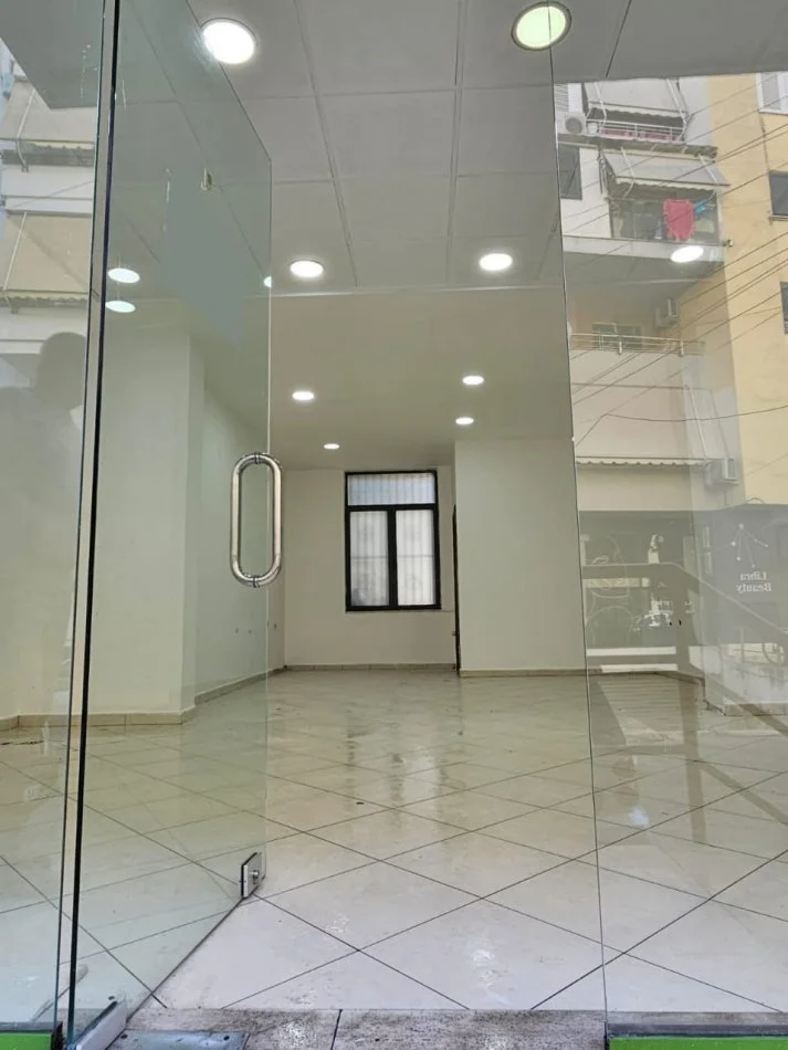 Tirane, jepet me qera ambjent biznesi Kati 0, 50 m² 550 € (Liqeni)