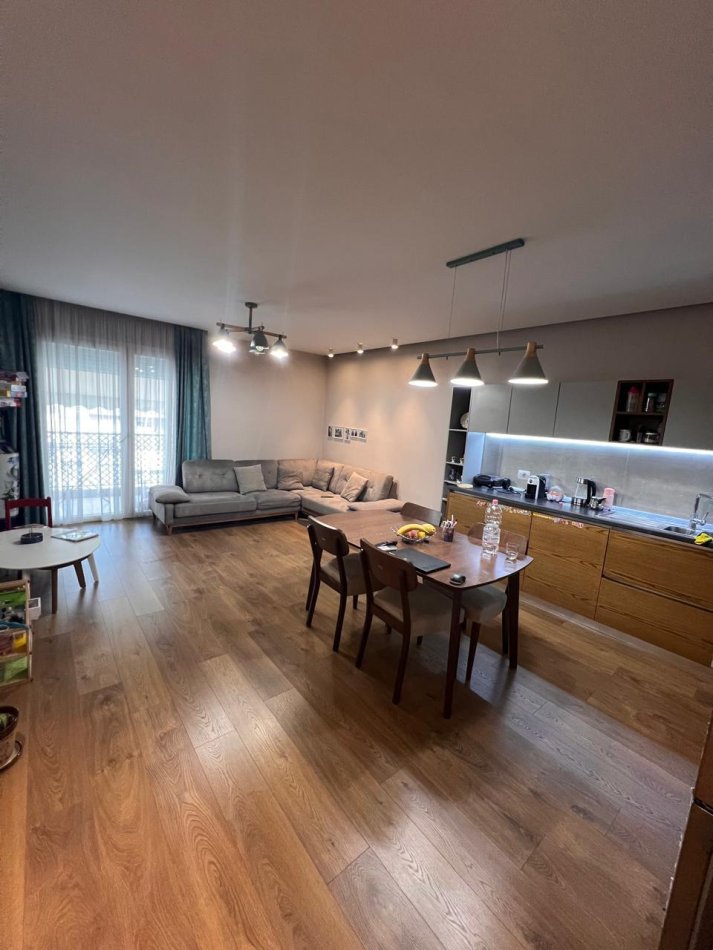Tirane, jepet me qera apartament 2+1 me parkim,98 m² 950 € (Komuna Parisit)