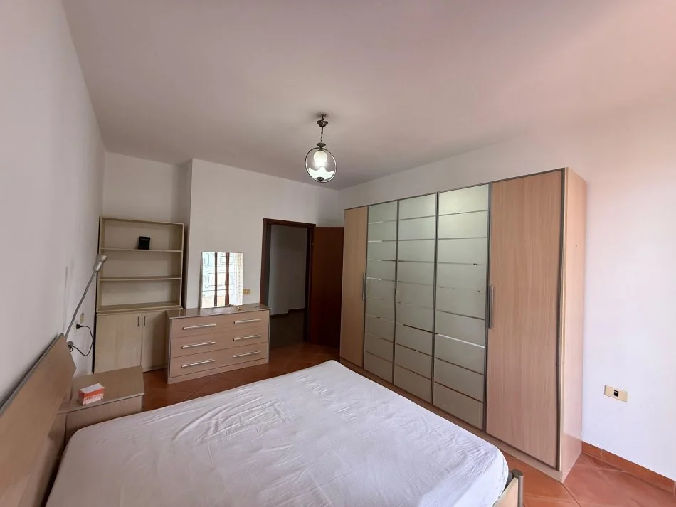 Tirane, jepet me qera apartament 2+1+Ballkon , 700 € (Bulevardi Zogu I)