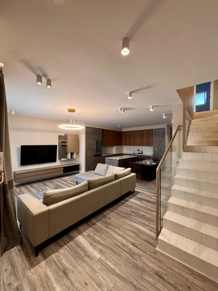 Tirane, jepet me qera Vile 2 Katshe Kati 0, 245 m² 3.000 € (Elysium Residence)