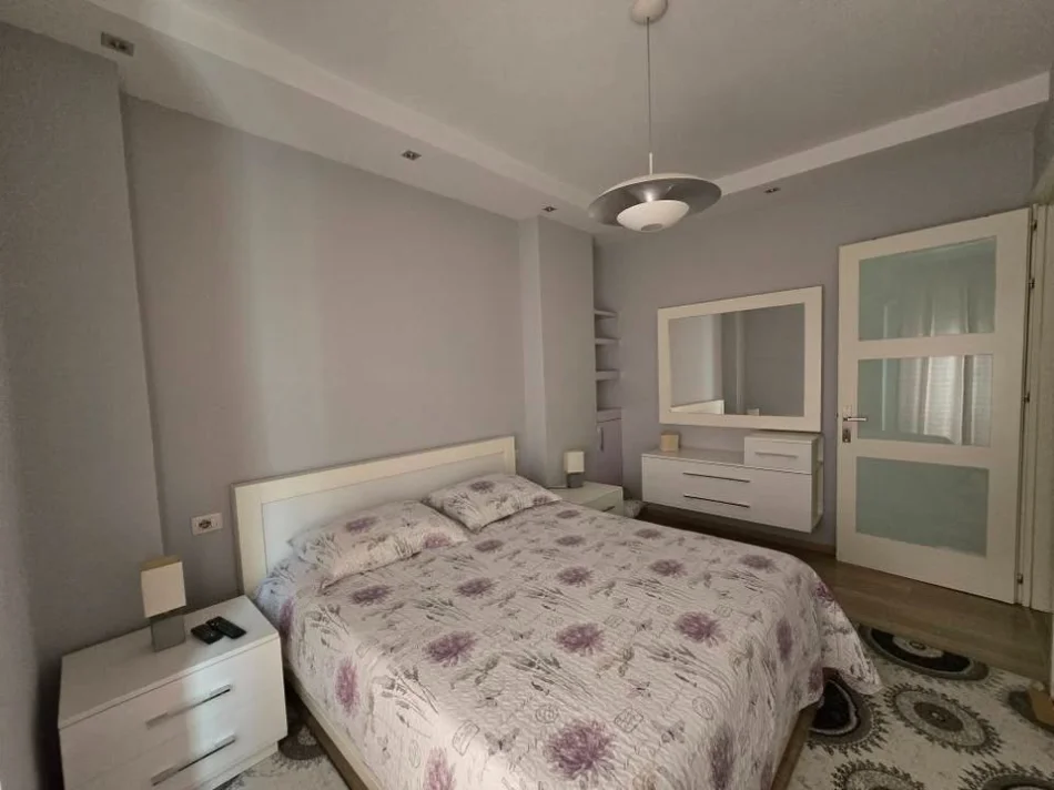 Tirane, jepet me qera apartament 2+1 Kati 4, 90 m² 600 € (Kompleksi Kontakt ,Ish Parku)