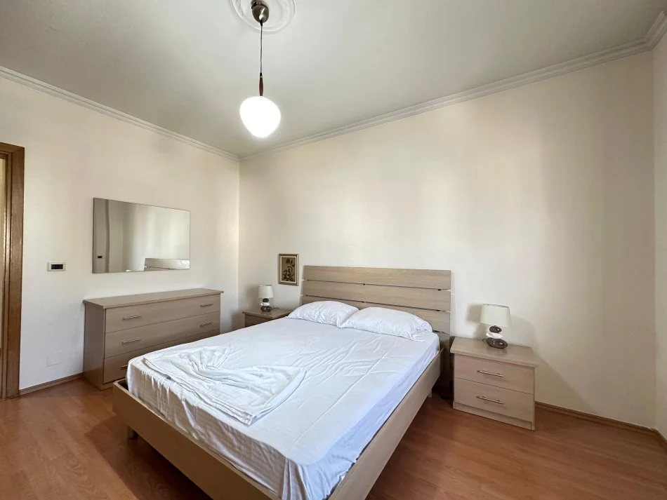 Tirane, jepet me qera apartament 1+1+Ballkon , 800 € (ne Bllok)