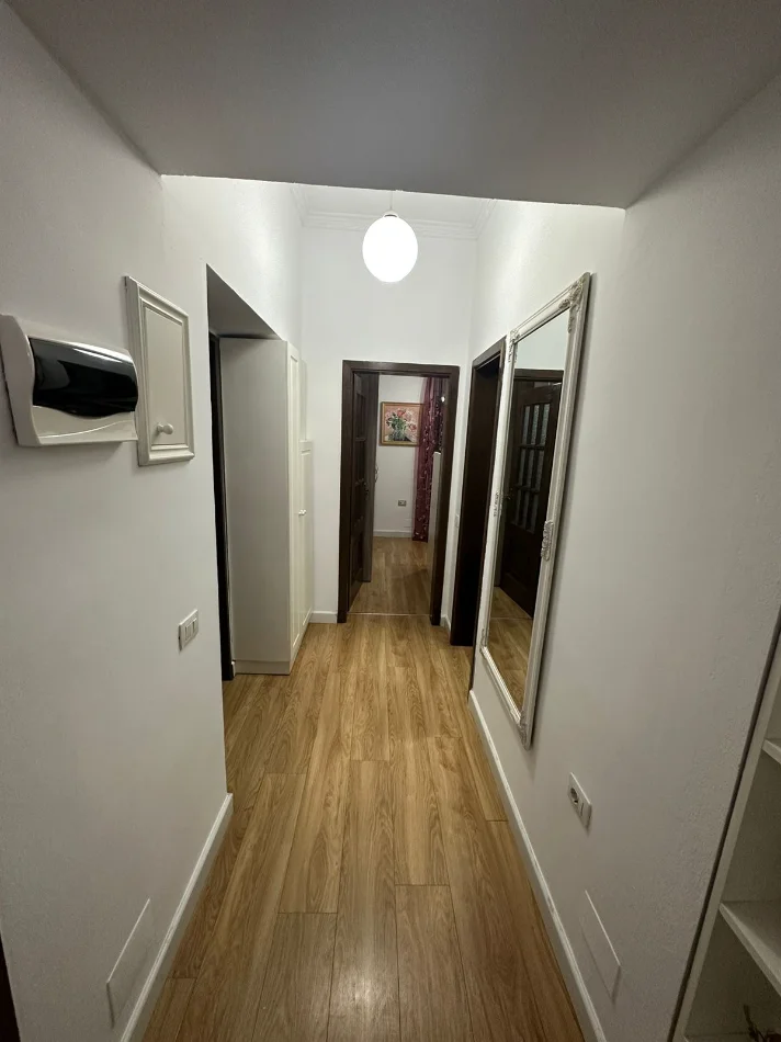 Tirane, jepet me qera apartament 2+1+Ballkon Kati 2, 74 m² 700 € (Shallvaret)