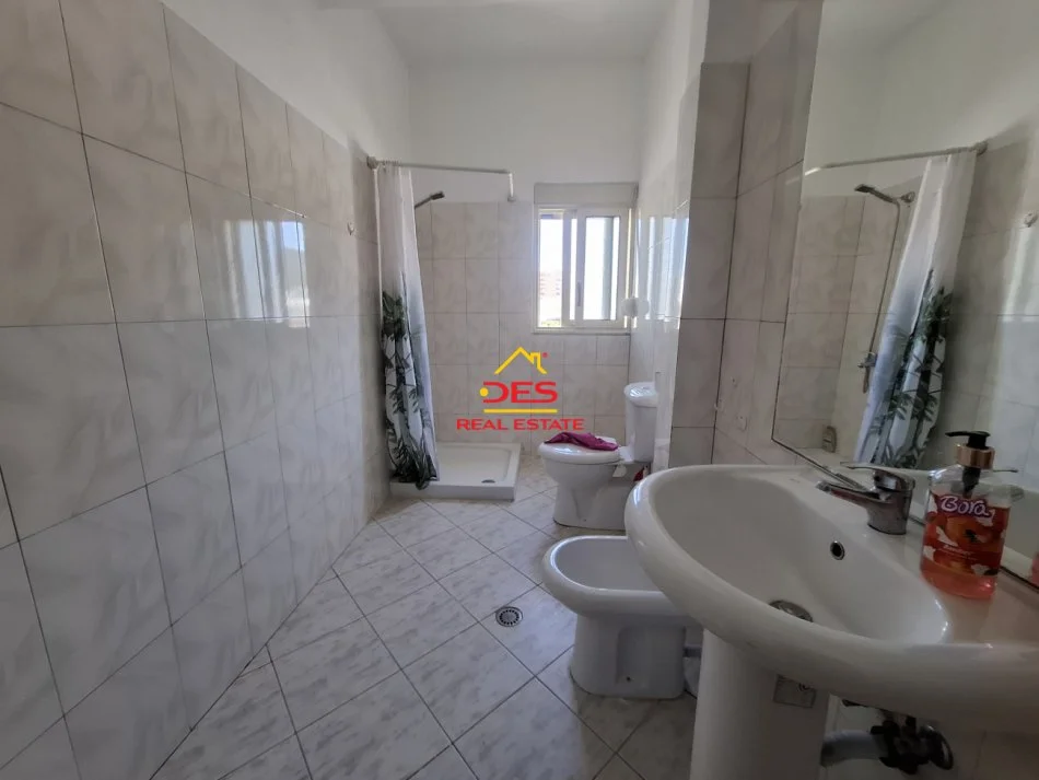 Vlore, jepet me qera apartament 2+1+Ballkon Kati 2, 120 m² 400 € (Rruga Shyqyri Ali Merka)