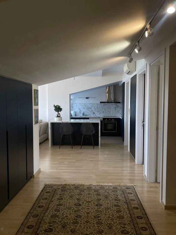 Tirane, jepet me qera apartament 2+1 Kati 4, 130 m² 1.400 € (Rezidenca Long Hill)