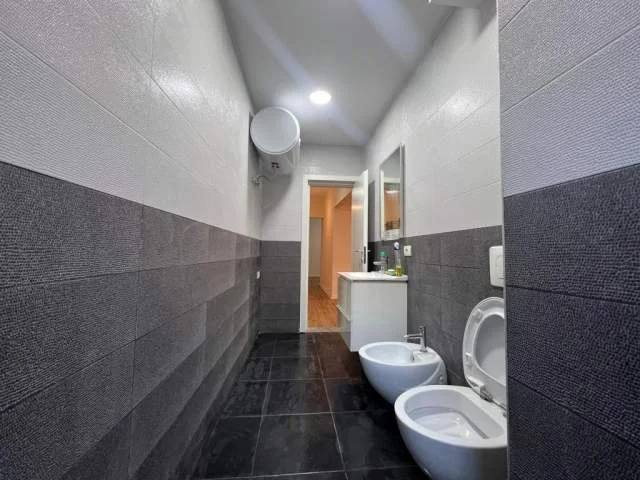 Tirane, jepet me qera zyre Kati 0, 85 m² 600 Euro (rruga e durresit)