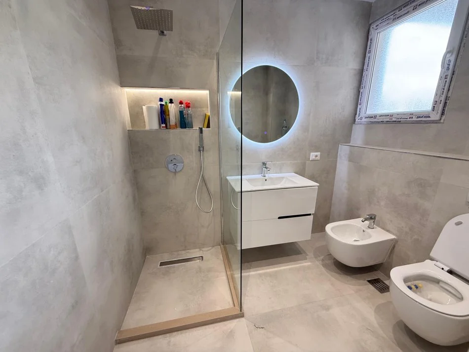 Tirane, jepet me qera apartament 2+1 Kati 4, 120 m² 1.000 € (Ish fusha e aviacionit)