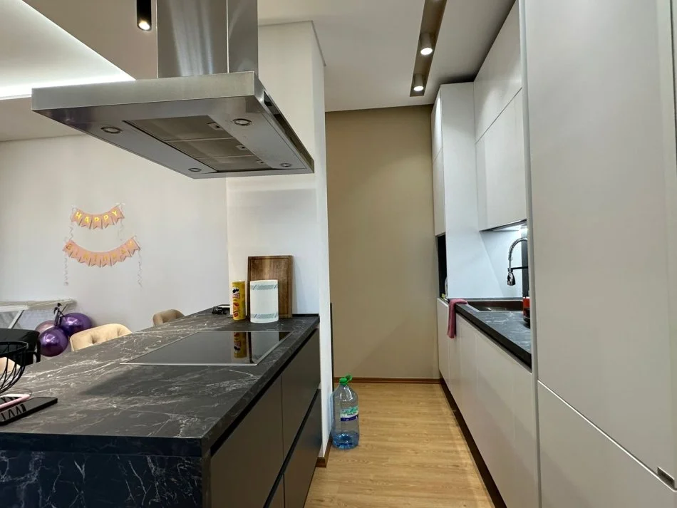 Tirane, jepet me qera apartament 2+1 Kati 7, 131 m² 1.000 € (rruga e kavajes)