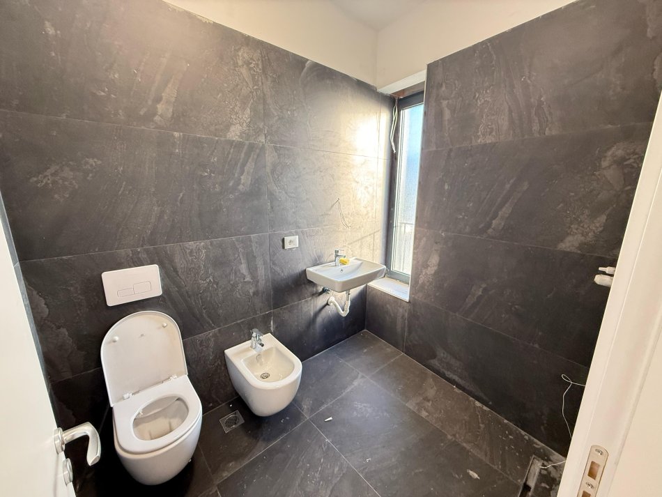 Tirane, jepet me qera apartament 2+1 Kati 2, 90 m² 600 € (stacioni i trenit)