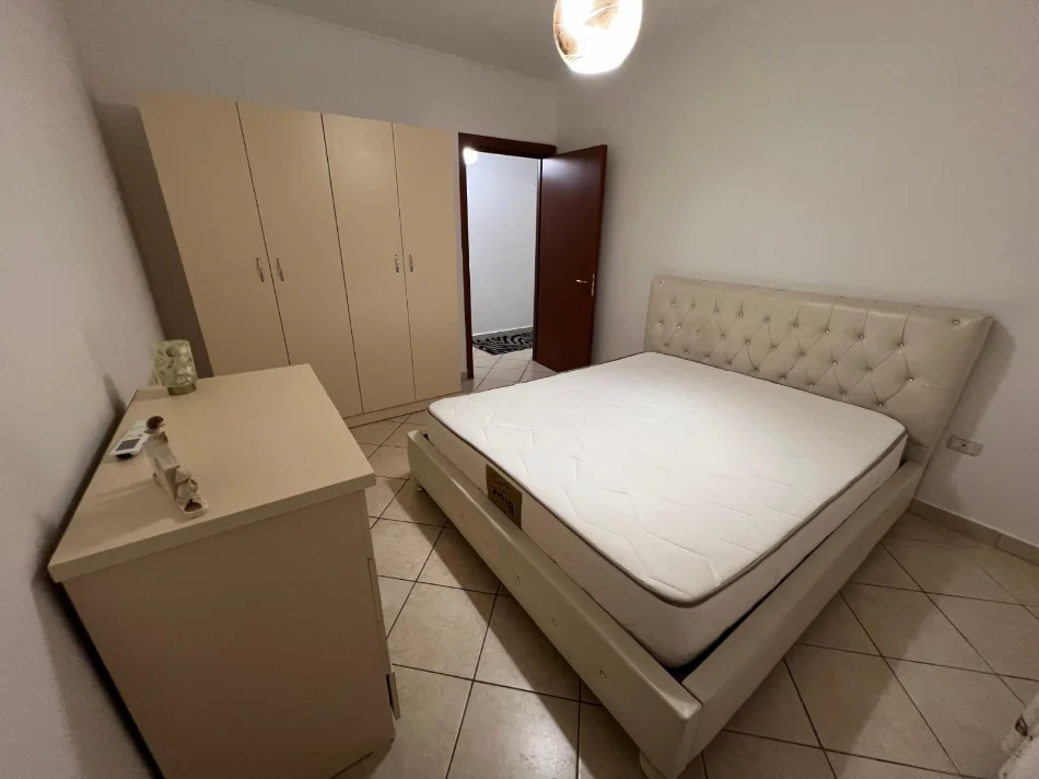 Tirane, jepet me qera apartament 2+1 Kati 4, 86 m² 650 € (Komuna e Parisit ,rruga Bilal Golemi)