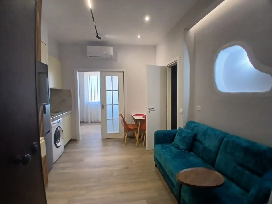 Tirane, jepet me qera apartament 1+1 Kati 5, 550 € 