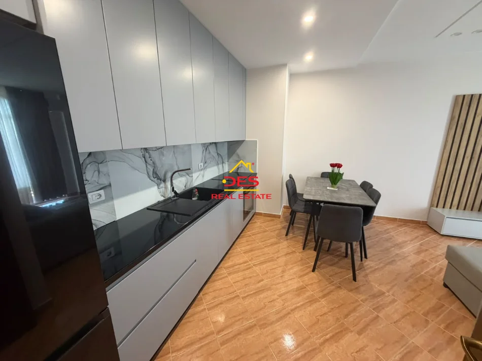 Vlore, jepet me qera apartament 1+1+Ballkon Kati 3, 70 m² 430 € (Rruga Sazani)