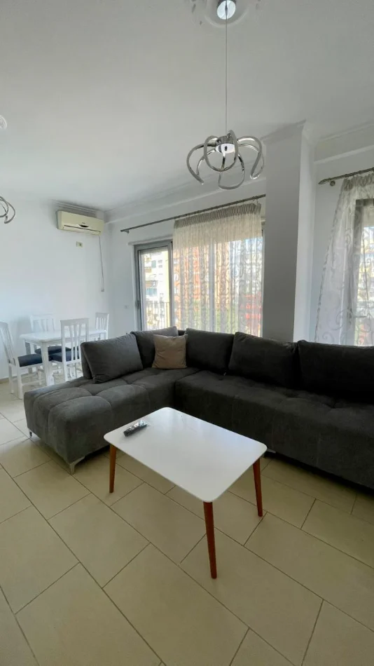 Tirane, jepet me qera apartament 1+1 Kati 4, 70 m² 800 € (Rruga Him Kolli)