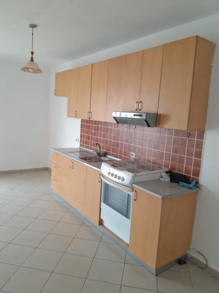 Tirane, jepet me qera apartament 2+1 Kati 5, 100 m² 450 € (Kristal Center)