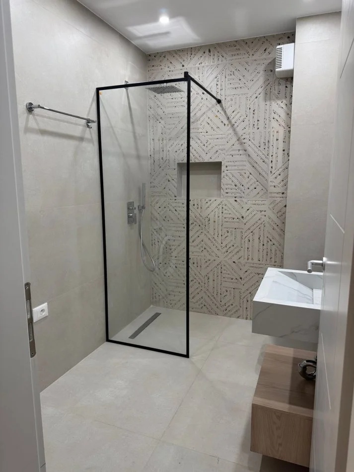 Tirane, jepet me qera apartament 2+1+Ballkon Kati 3, 85 m² 800 € (Kodra e Diellit)