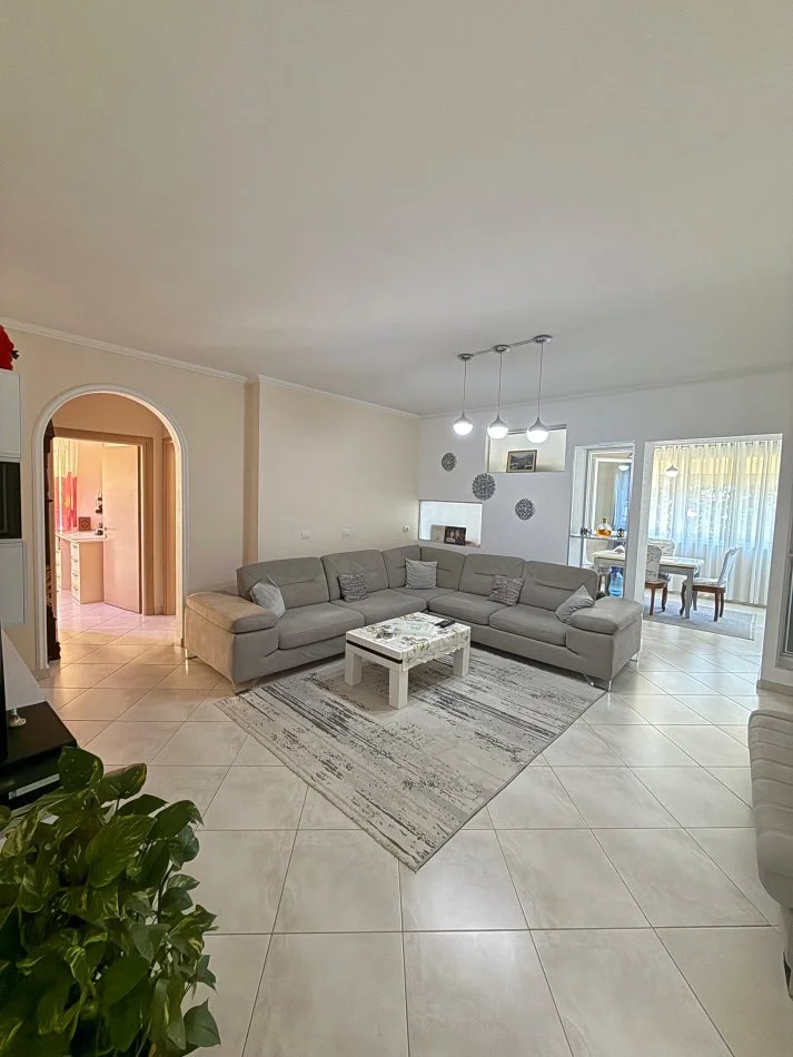 Tirane, shitet apartament 2+1+2+Ballkon Kati 5, 128 m² 250.000 € (Liqeni i Thatë)