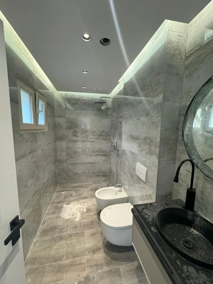 Tirane, jepet me qera ambjent biznesi Kati 1, 145 m² 1.300 € (Tregu Elektrik)