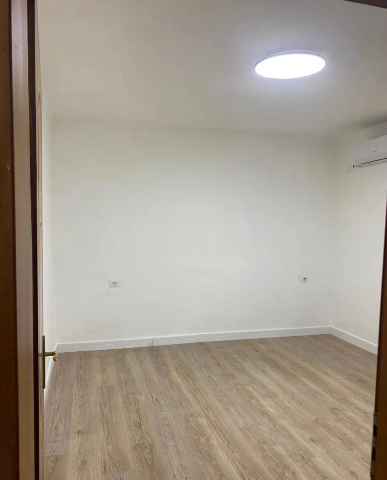 Tirane, jepet me qera zyre Kati 1, 30 m² 370 € (Myslym Shyri te Karburant Kastrati)