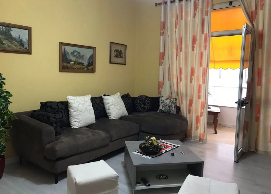 Tirane, jepet me qera apartament 1+1 Kati 2, 75 m² 650 € (Rruga Bardhok Biba)
