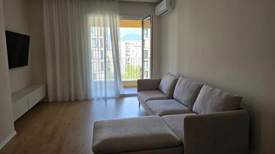 Tirane, jepet me qera apartament 2+1+Ballkon , 800 € (Ish-Fusha Aviacionit)