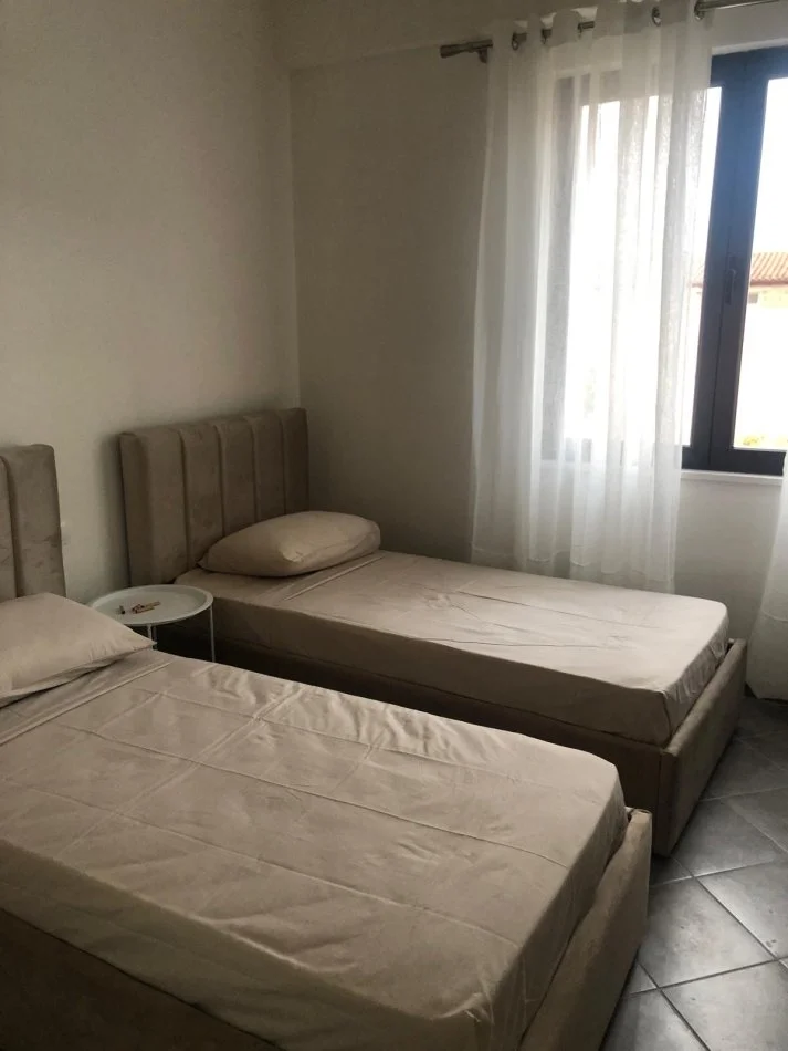 Tirane, jepet me qera apartament 2+1+2+Ballkon Kati 1, 92 m² 700 € (Rruga Albanopoli)