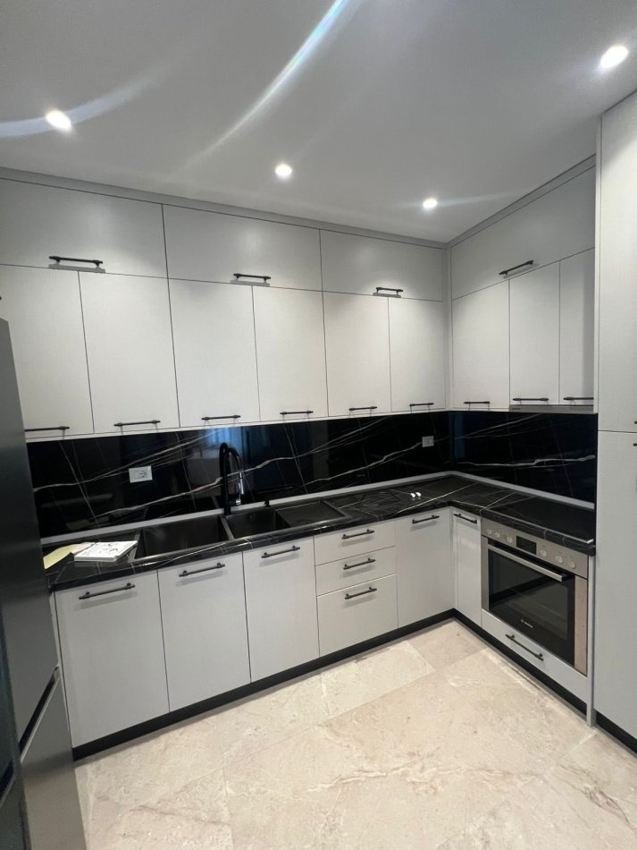 Tirane, jepet me qera apartament 3+1 Kati 7, 140 m² 1.200 € (Rezidenca Erli)