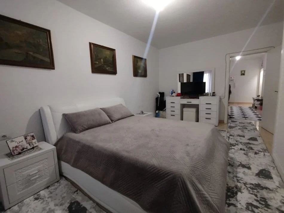 Tirane, shes apartament 1+1 Kati 9, 95 m² 120.000 € (KAMEZ)
