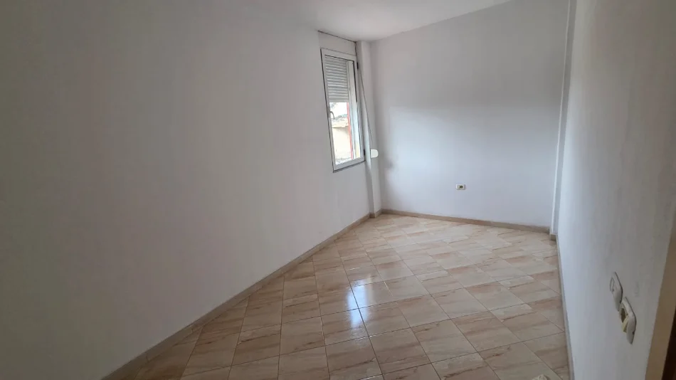 Tirane, shitet apartament 2+1 Kati 3, 116 m² 165.000 € (Pranë Amerikan 3)