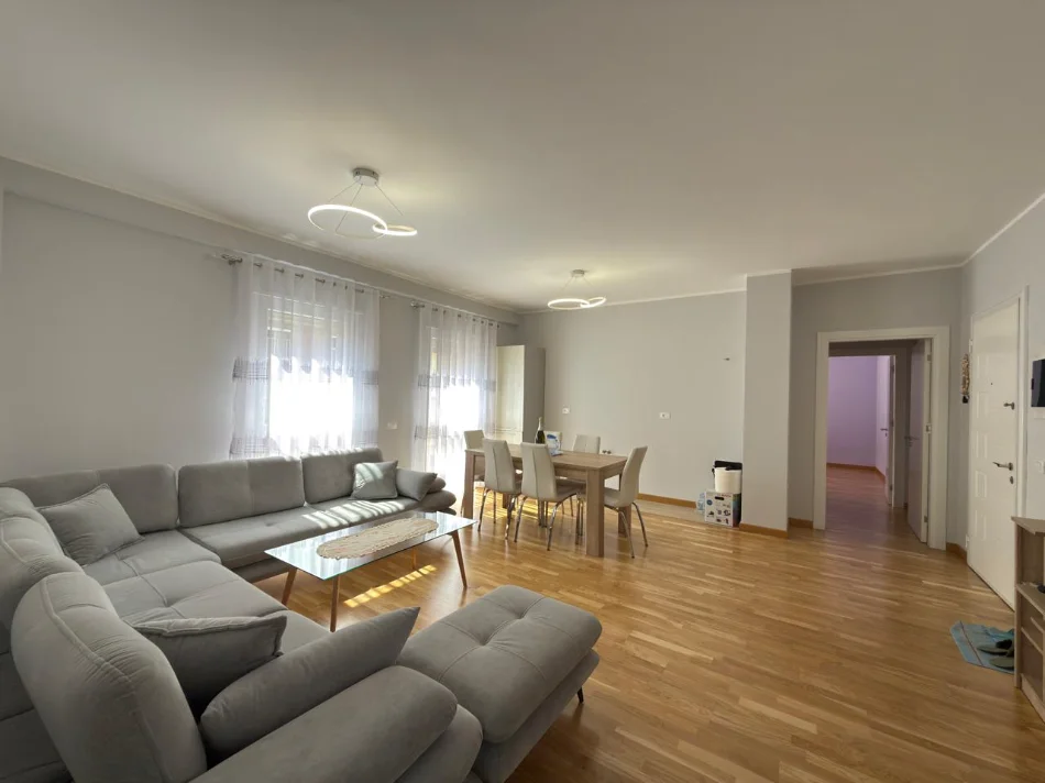 Tirane, shitet apartament 3+1+Ballkon Kati 4, 130 m² 245.999 € (Selitë)