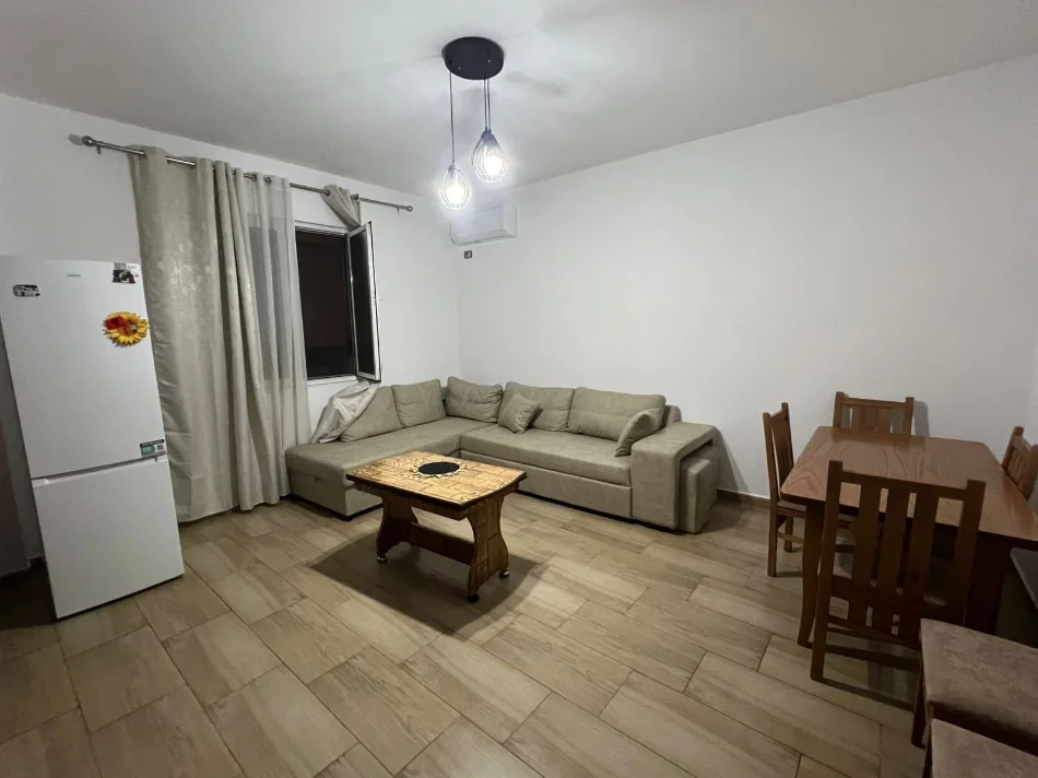 Tirane, jepet me qera apartament 1+1 Kati 1, 70 m² 400 € (Siri Kodra prane Hotel Meridian)