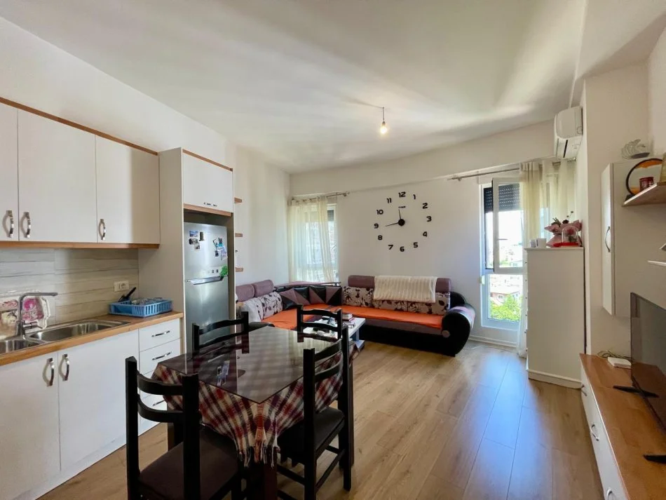 Tirane, jepet me qera apartament 1+1+Ballkon Kati 6, 63 m² 500 € (kompleksi kontakt)