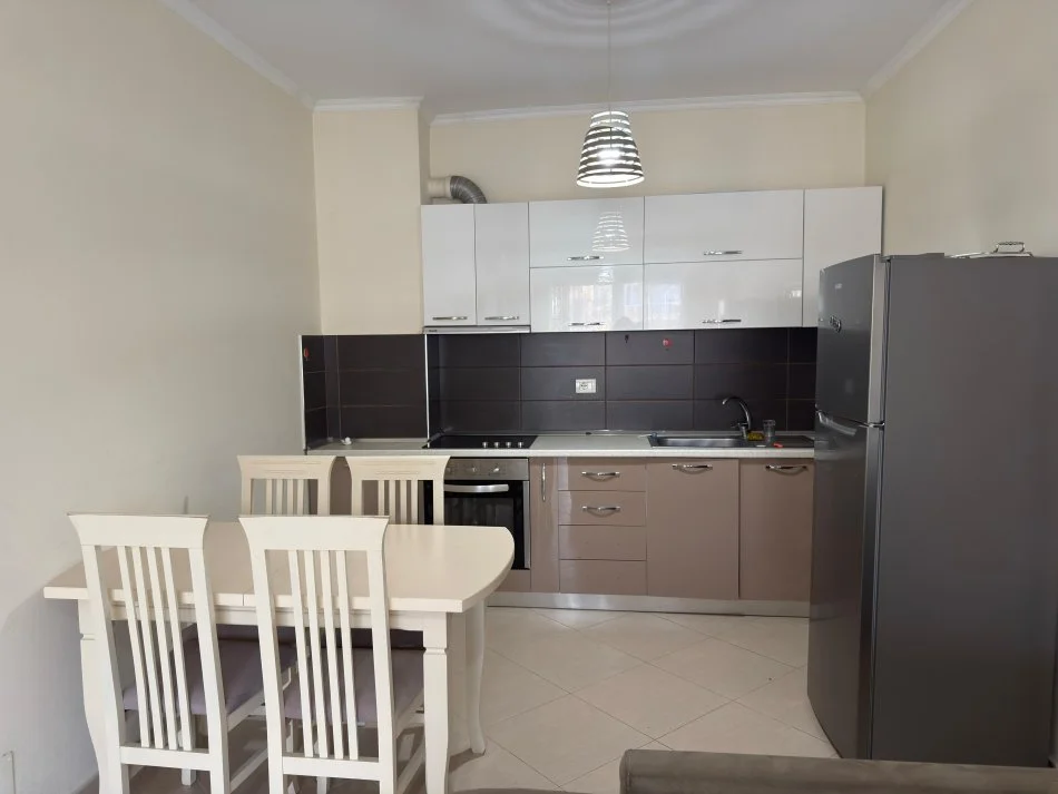 Tirane, jepet me qera apartament 2+1 Kati 7, 120 m² 